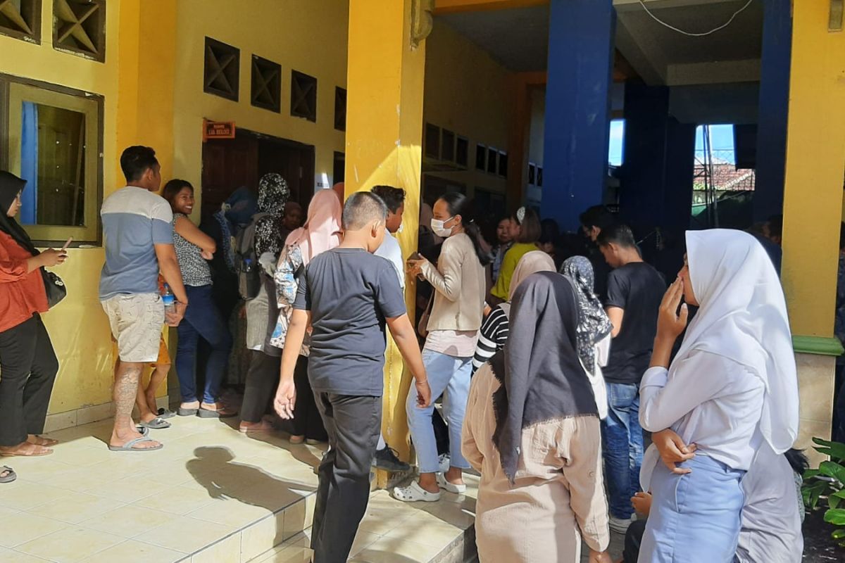 Disdik Mataram mengingatkan sekolah tidak jual seragam