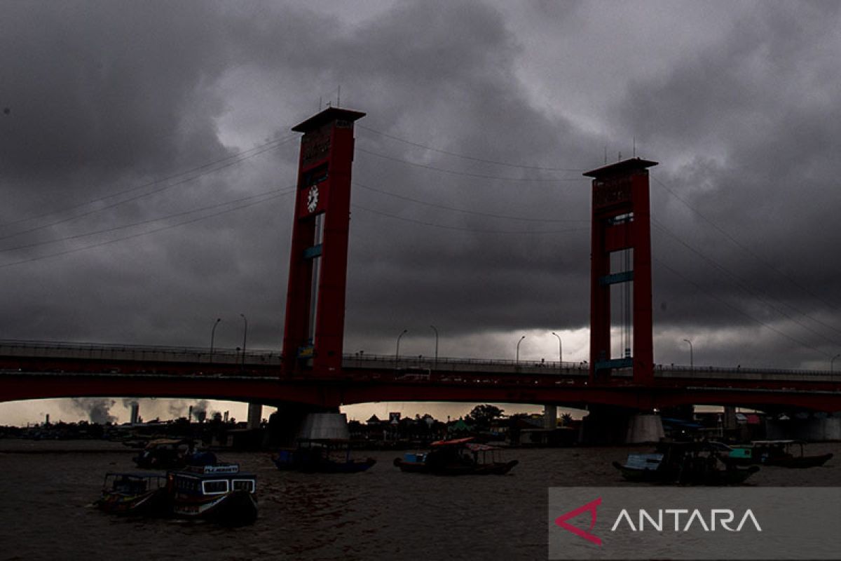 Hujan angin  diprakirakan landa sejumlah wilayah