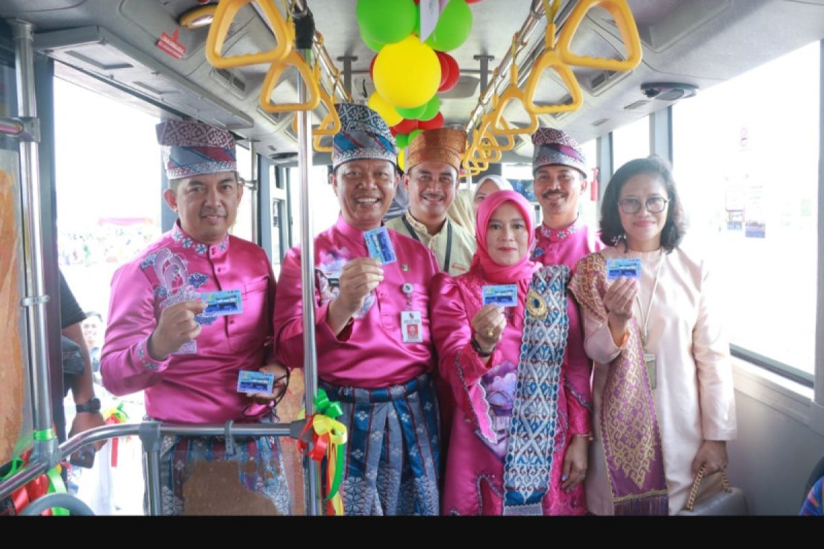 Naik bus Trans Metro Pekanbaru tak lagi pakai uang tunai