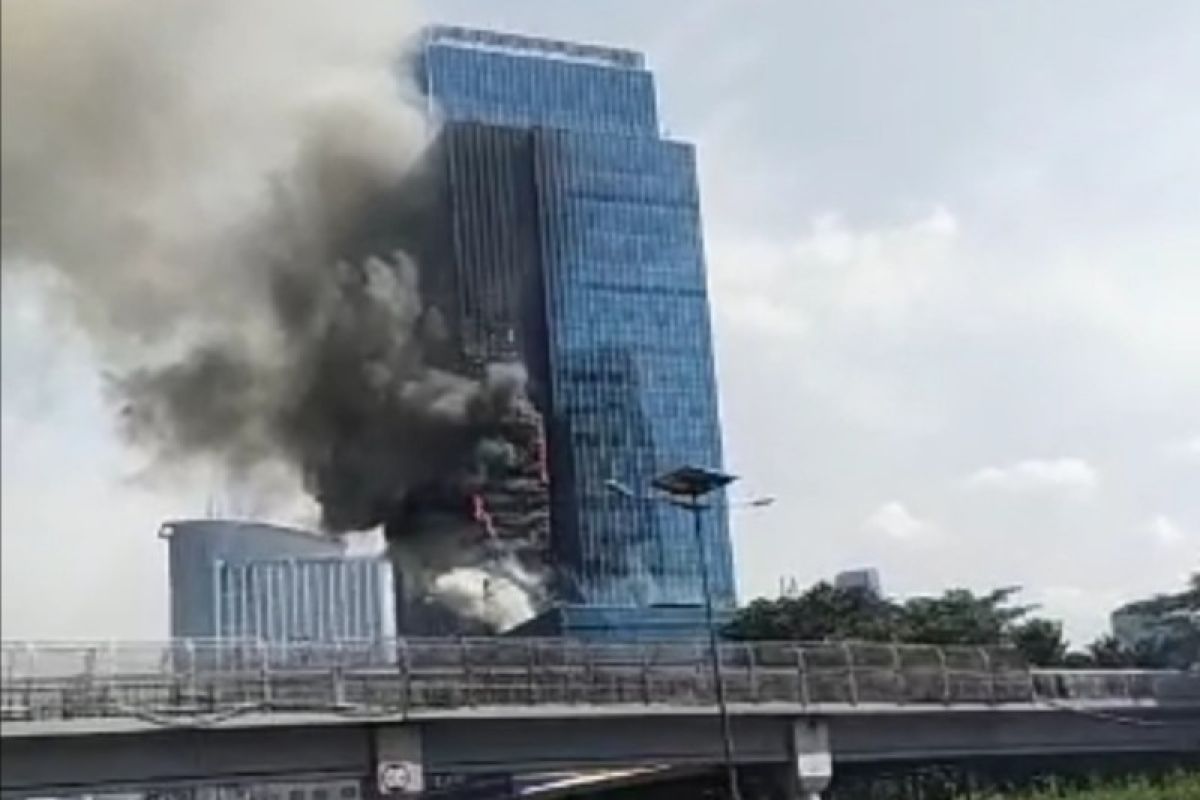 Gedung K-Link di Jakarra Selatan terbakar