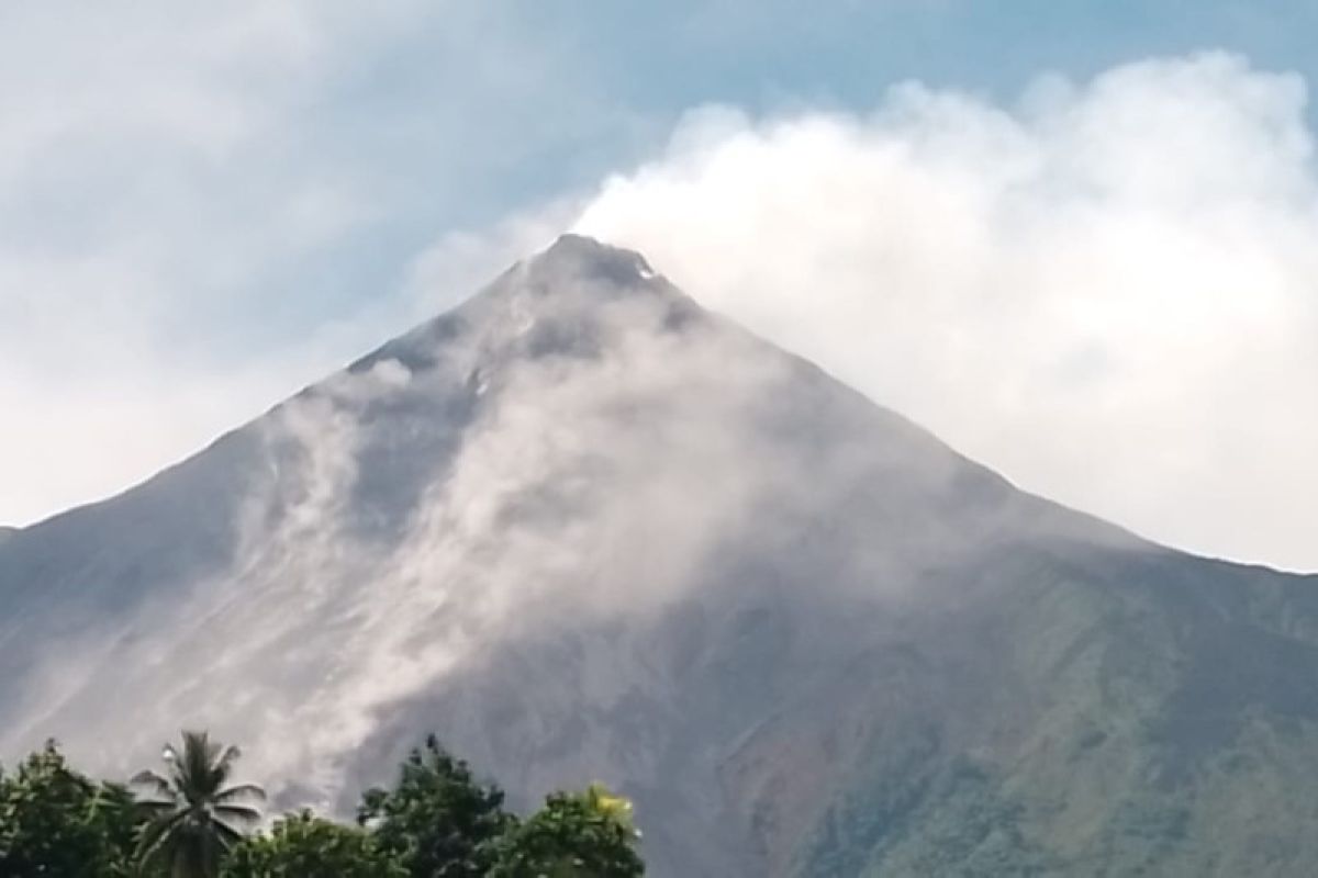 Gunung Karangetang mengalami 29 kali gempa guguran  Senin pagi