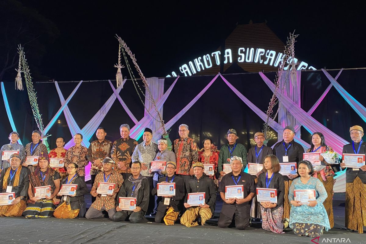 Kemendikbud serahkan KTP Penghayat Kepercayaan di Festival Budaya Spiritual Solo