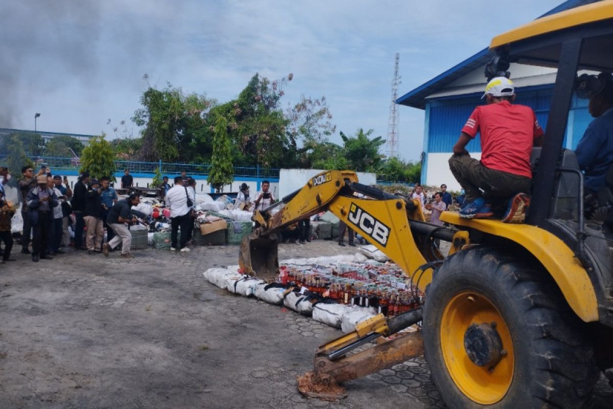 Bea Cukai Dumai musnahkan kapal, rokok dan miras ilegal