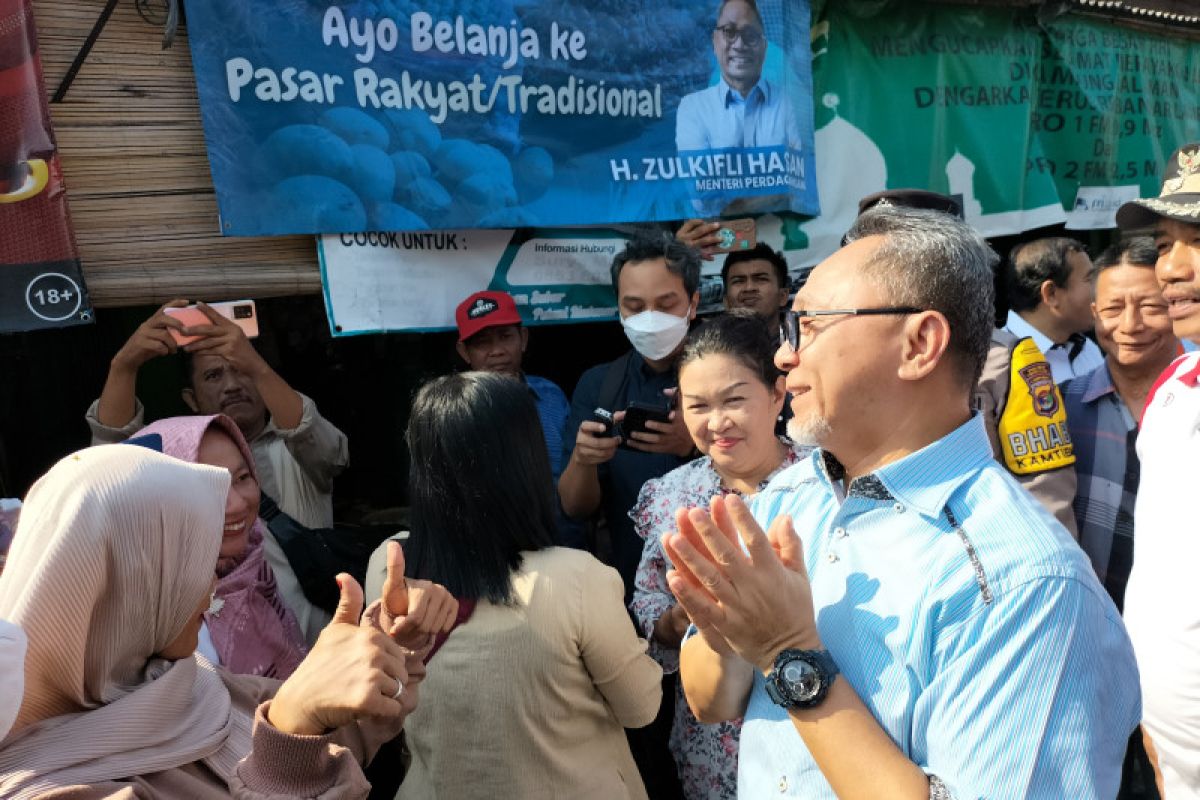 Warga berdatangan ke Pasar Bakauheni ngantre minyak goreng