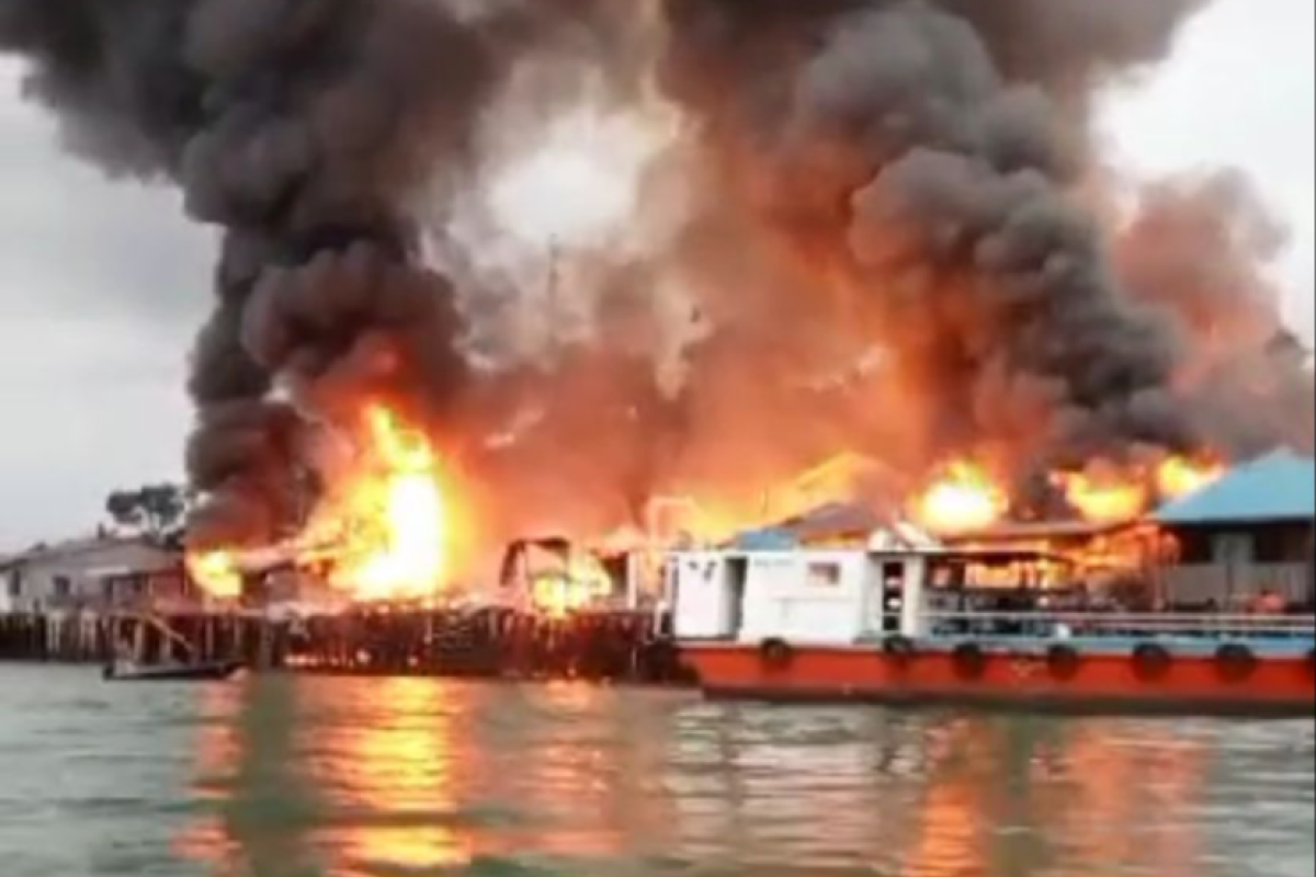 Sembilan rumah terbakar di Pulau Buluh, seorang warga meninggal