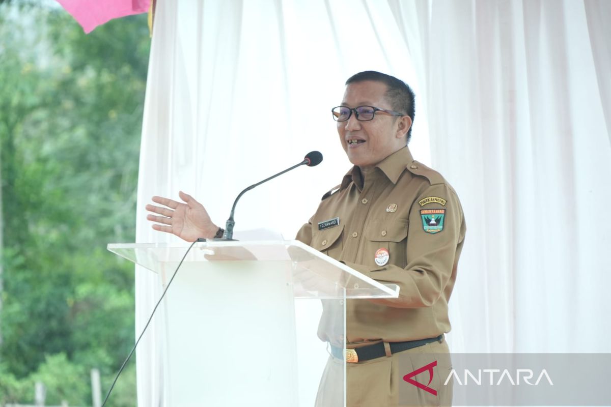 Sumbar serahkan kayu hasil tangkapan untuk bangun rumah ibadah