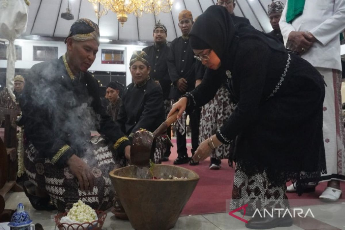 Pemkab  Batang lakukan penjamasan pusaka sambut Malam 1 Suro