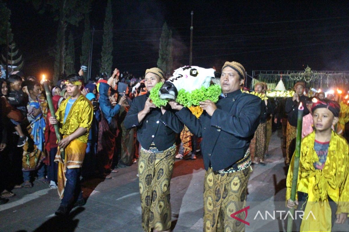 Ribuan warga Merapi di Boyolali gelar ritual Sedekah Merapi malam 1 Sura