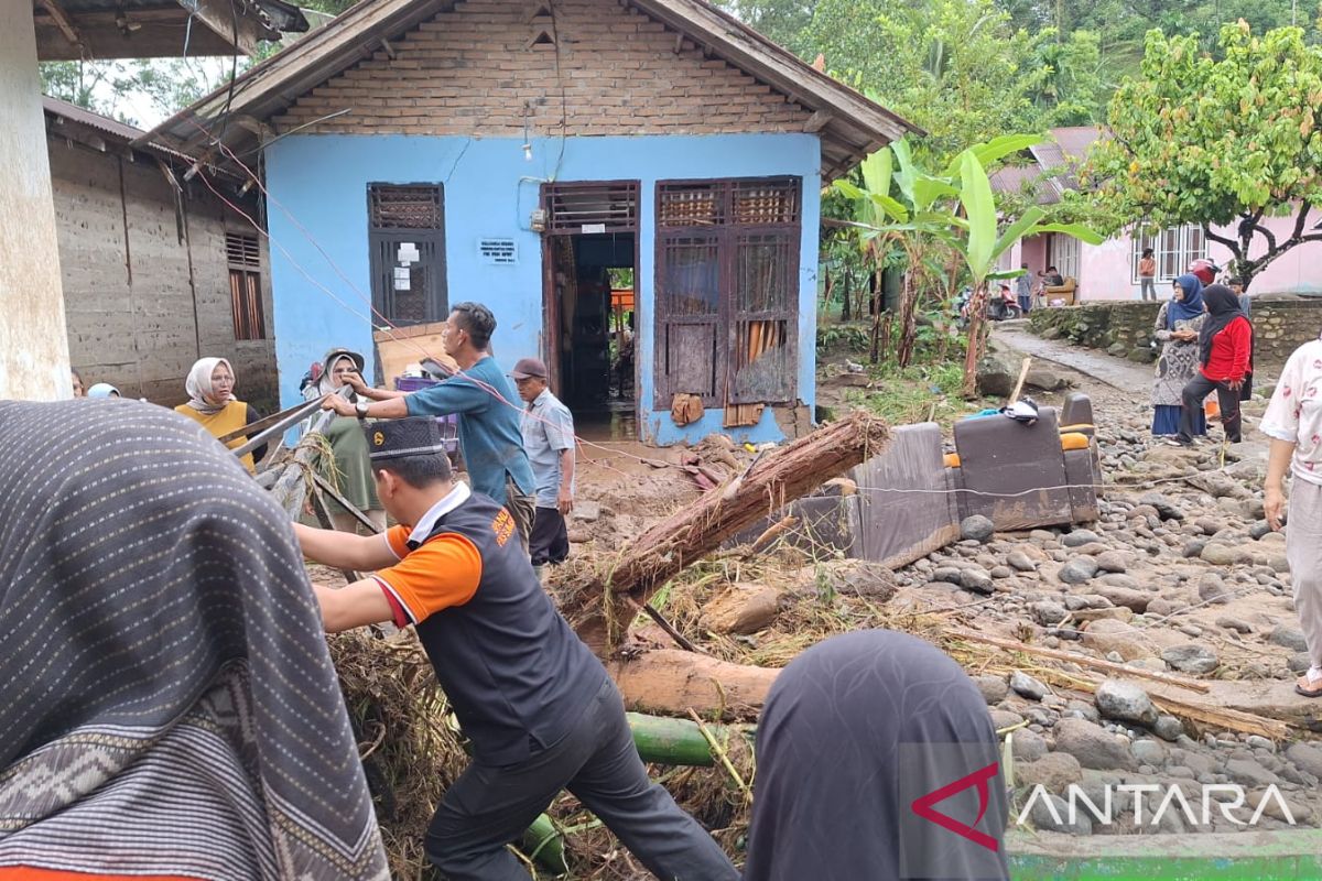 Air bersih terputus, korban banjir pandam Bonjol butuh bantuan sembako