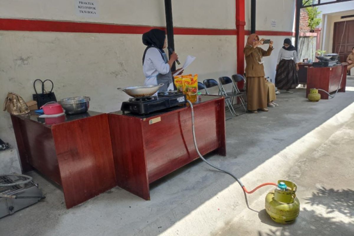 Disnaker Mataram menjaring purna PMI ikut pelatihan kerja tata boga