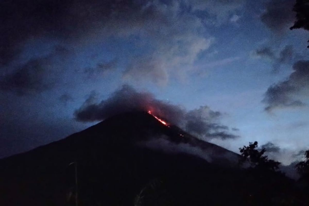 Gunung Karangetang masih meluncurkan  guguran lava