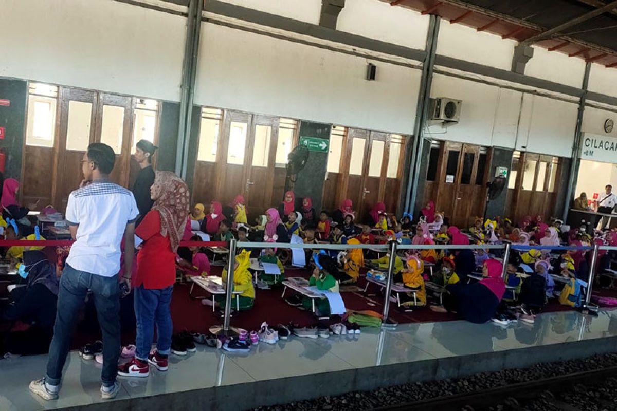 KAI Purwokerto gelar lomba mewarnai sambut  Hari Anak Nasional