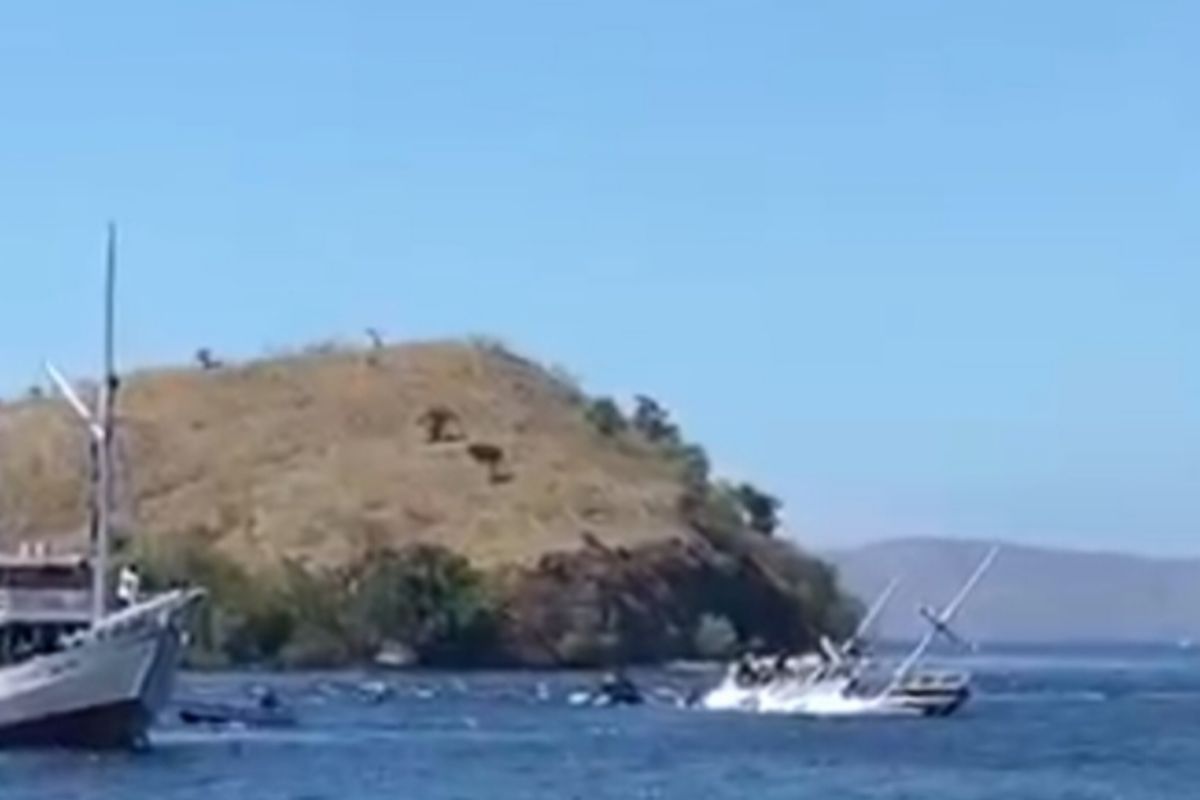 Kapal wisata tenggelam di sekitar Pantai Pink Pulau Komodo