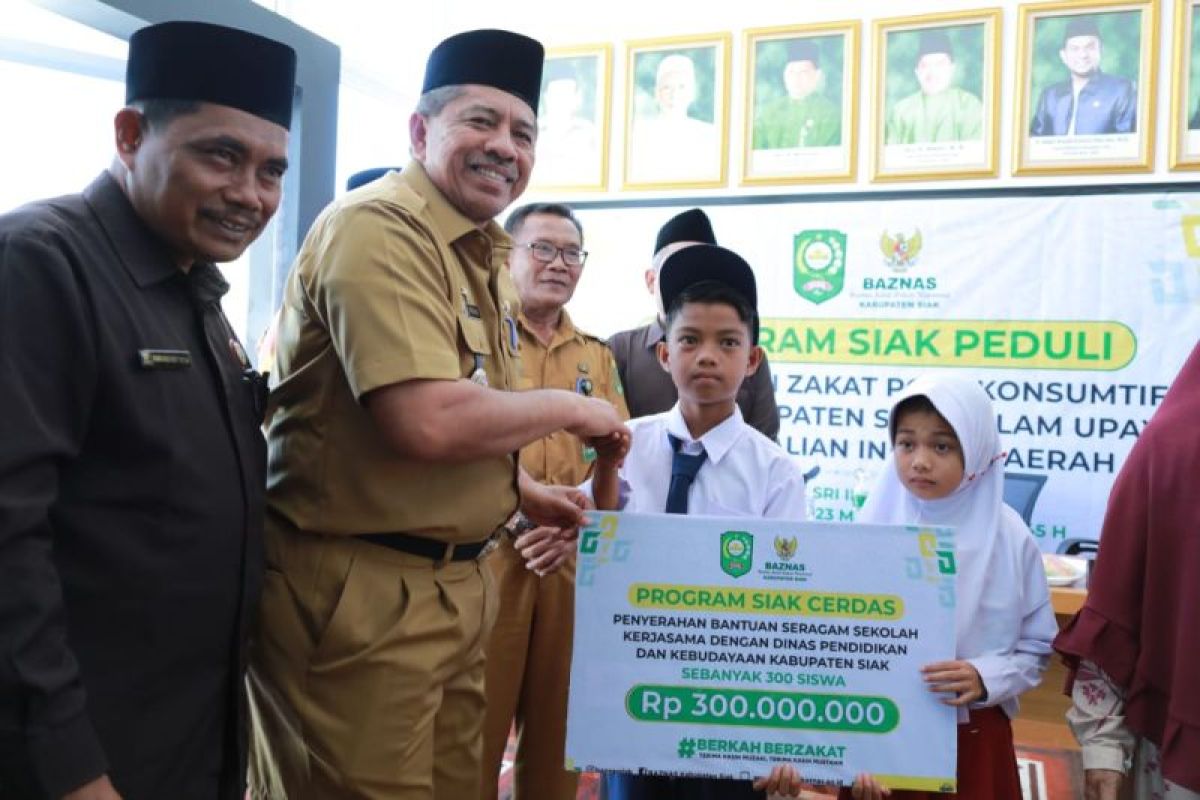 Baznas Siak salurkan bantuan seragam sekolah kepada 300 anak