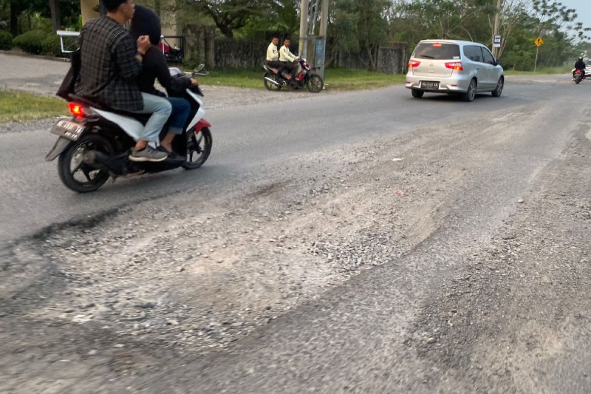 Jalan menuju gerbang Tol Kota Baru masih banyak yang rusak