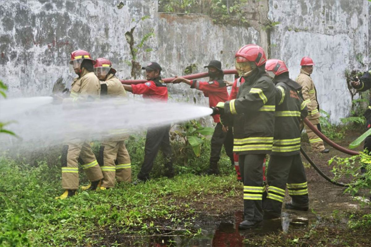 Kilang Cilacap turunkan Tim Damkar dalam latihan Pam Obvit dan Penanggulangan Bencana