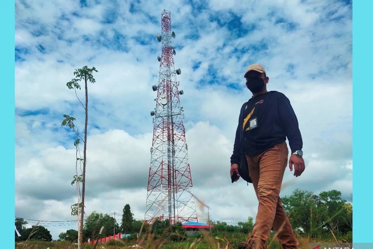 Dokumentasi. Warga melintasi menaga telekomunikasi di Kota Palangka Raya. (ANTARA/Rendhik Andika) 