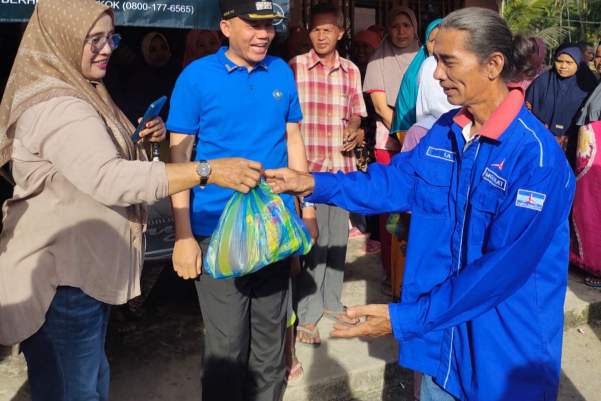 Peduli bencana banjir, DPC Demokrat Pasaman salurkan puluhan paket sembako