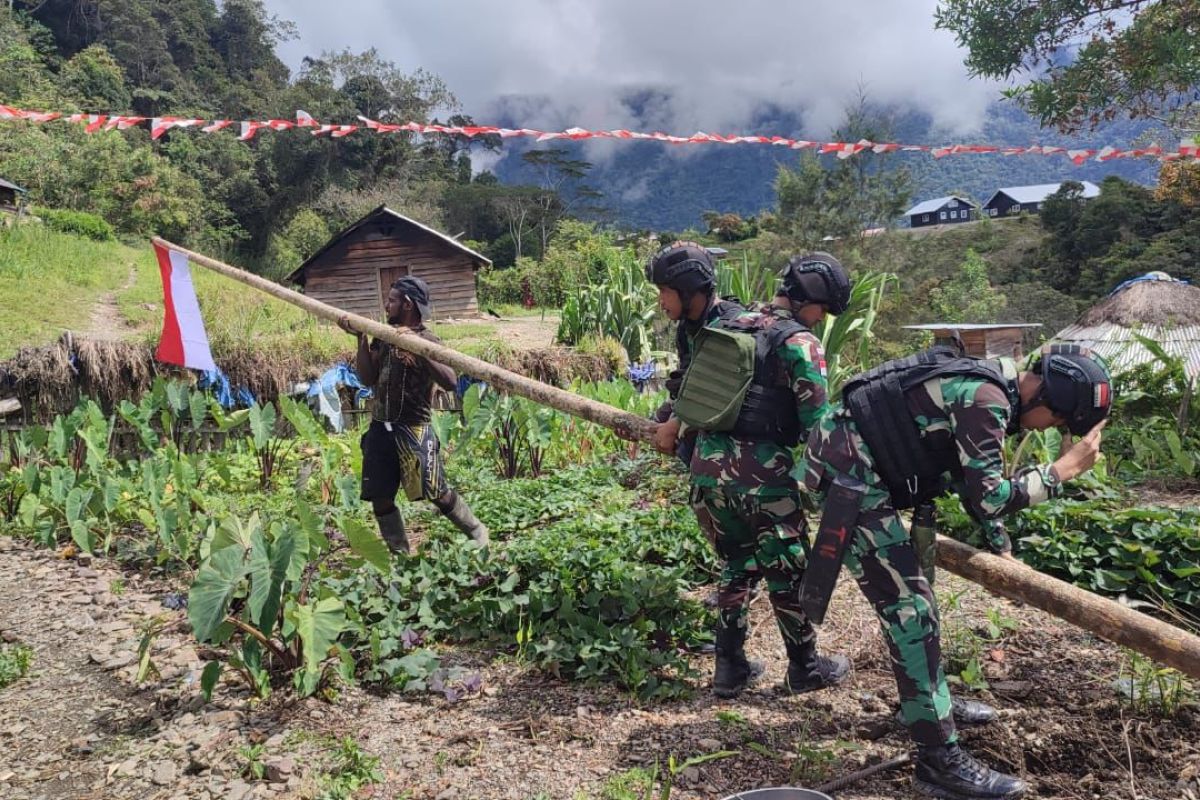 Satgas Yonif mengajak warga Puncak Jaya kibarkan bendera Merah Putih