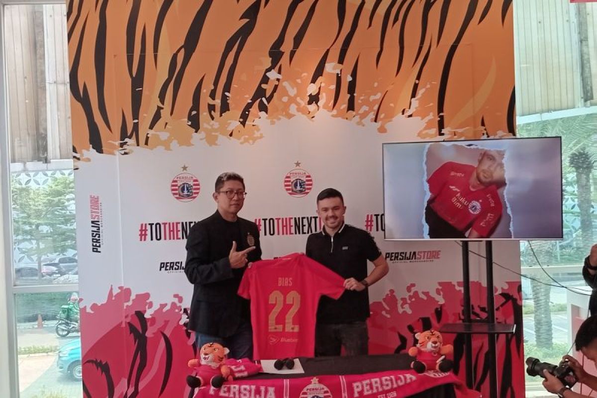 Persija resmi memperkenalkan Oliver Bias sebagai rekrutan terakhir