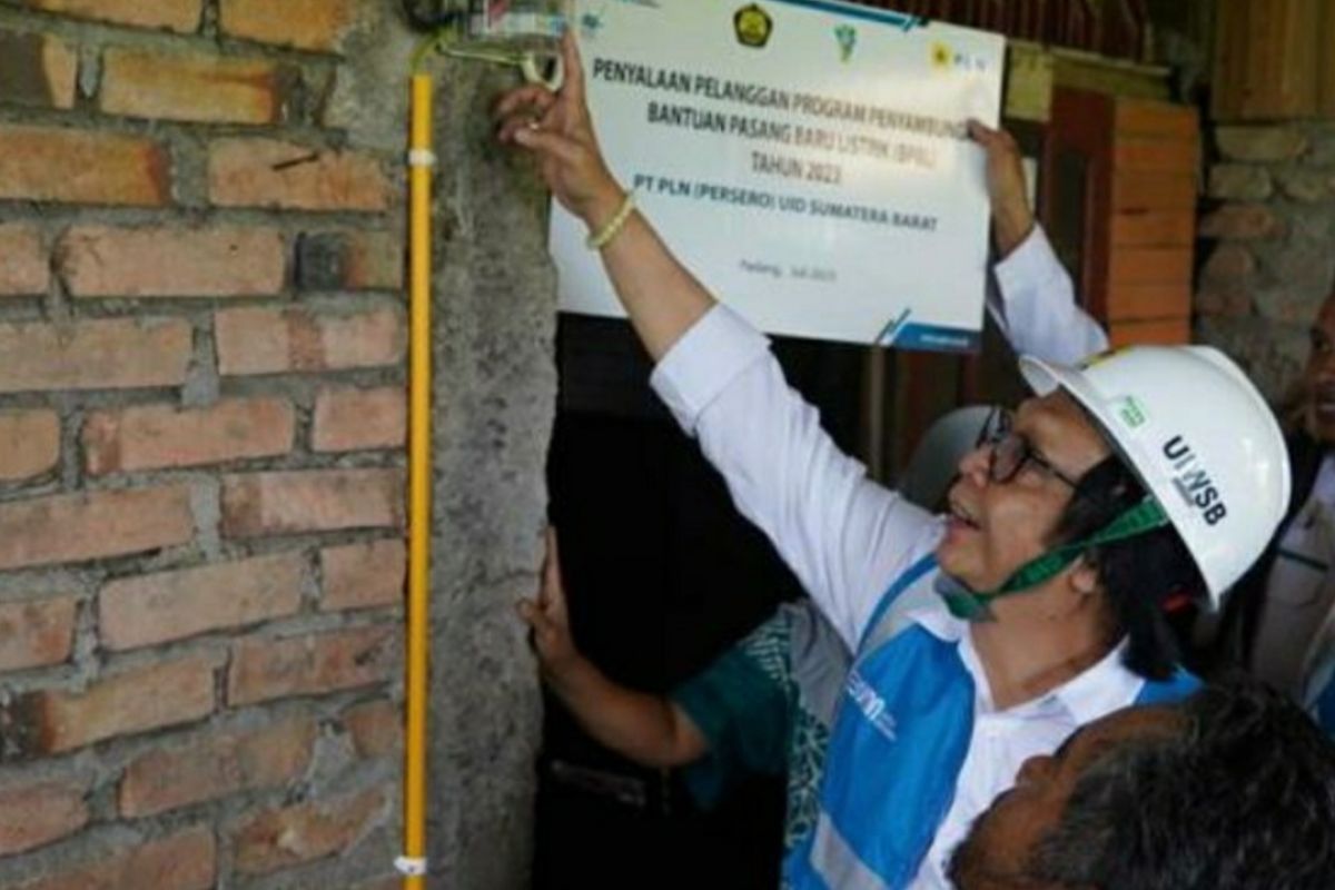 Kebut rasio elektrifikasi, PLN targetkan realisasi bantuan sambung baru 10.250 keluarga di lima provinsi