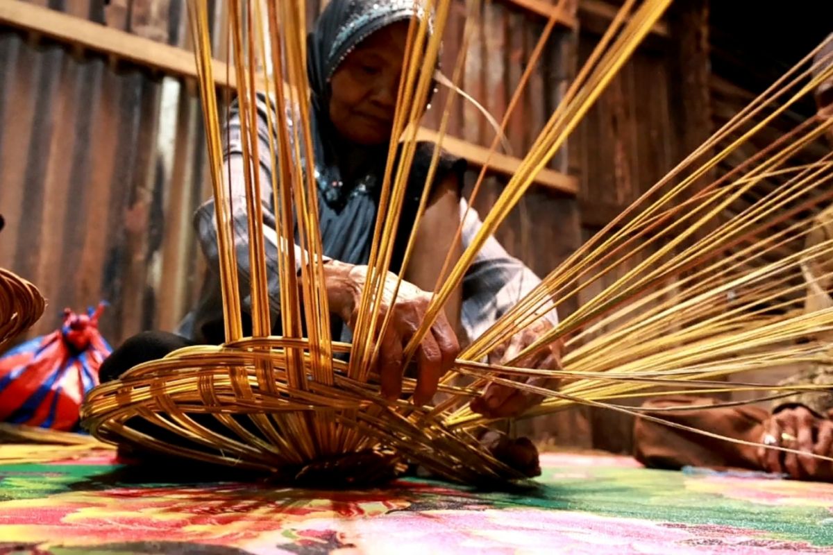 Semangat Alinar (70), pengrajin senggan di Nagari Tanjung Barulak