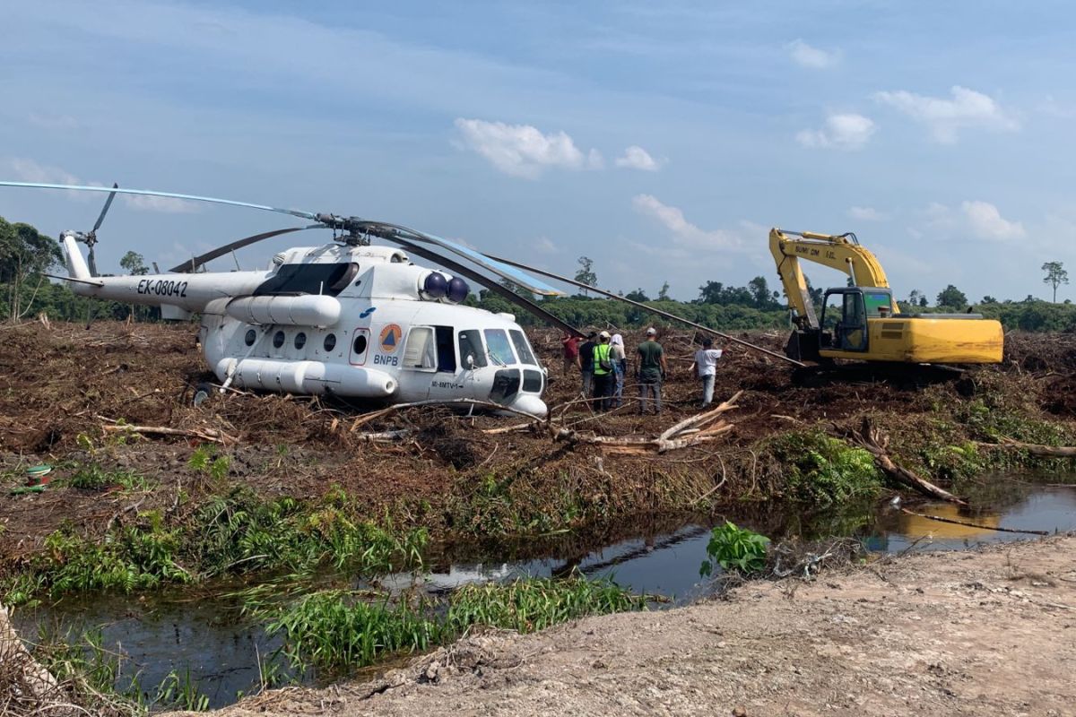 Helikopter BNPB mendarat di area terbuka karena cuaca buruk, pilot dan kru selamat