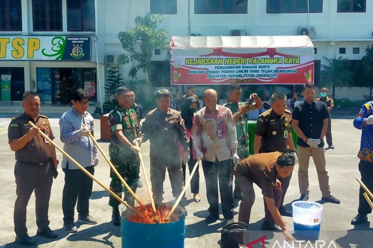 Kejari Palangka Raya musnahkan barang bukti Januari-Juni 2023