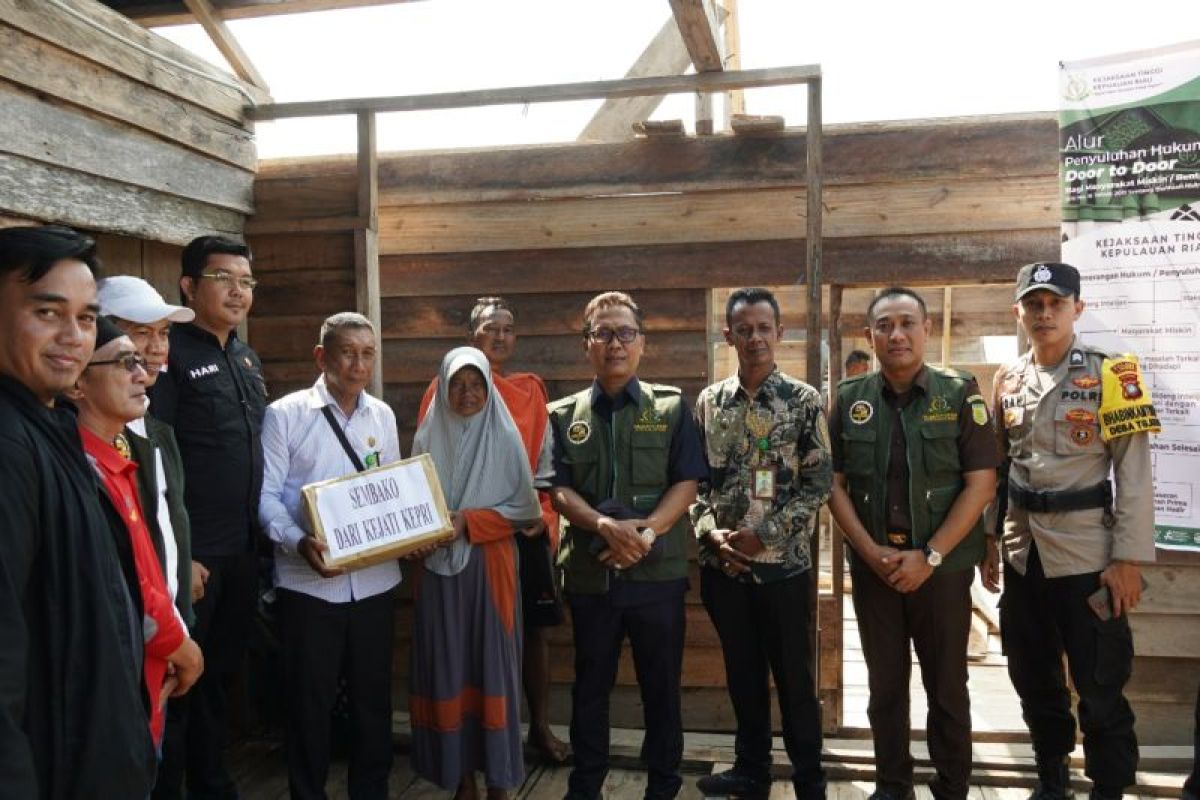 Kejati Kepri berikan penyuluhan hukum ke warga Suku Laut di Lingga