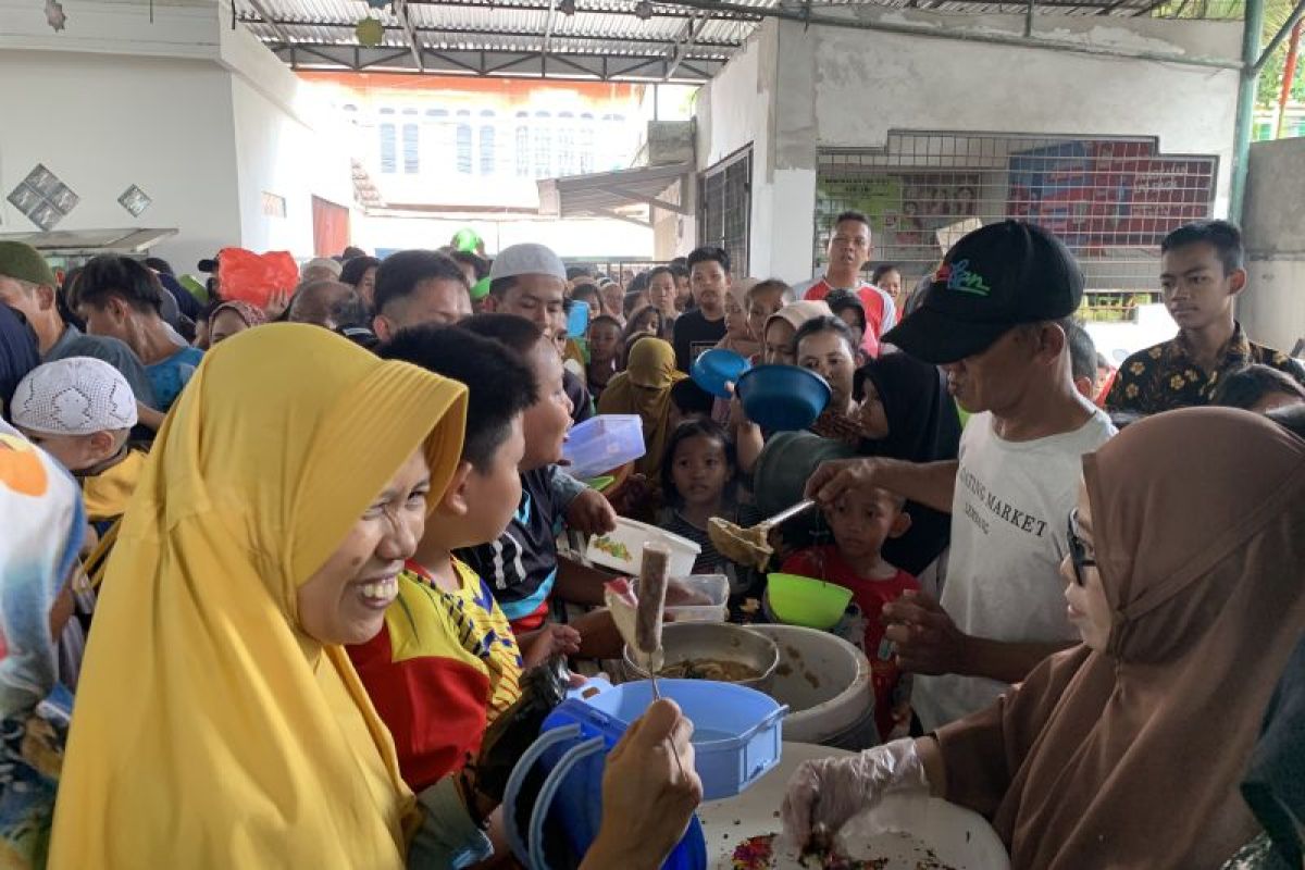 Ribuan warga Kota Palembang antusias ikuti tradisi pembagian bubur suro