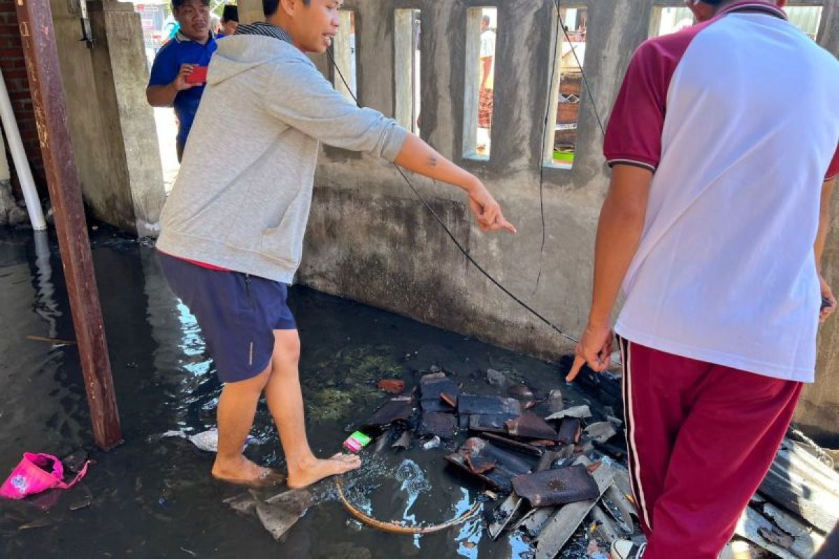 Masak di dekat puluhan liter bensin, rumah dan 2 motor di Lombok Timur hangus