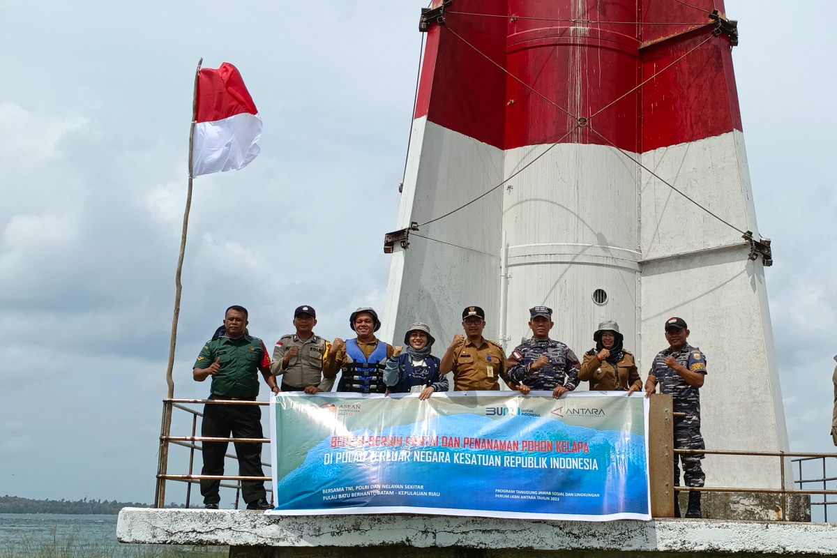 LKBN ANTARA pasang bendera merah putih di pulau terluar NKRI sambut HUT RI