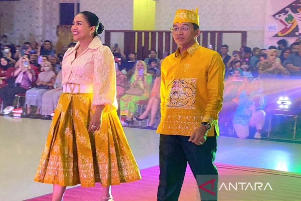 Bupati Murung Raya jadi model promosikan batik khas daerah