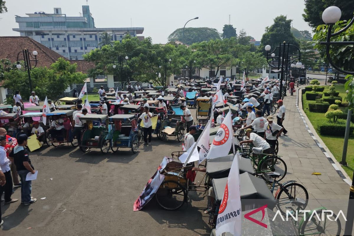 Bakal Capres Ganjar dialog jarak jauh dengan ratusan tukang becak