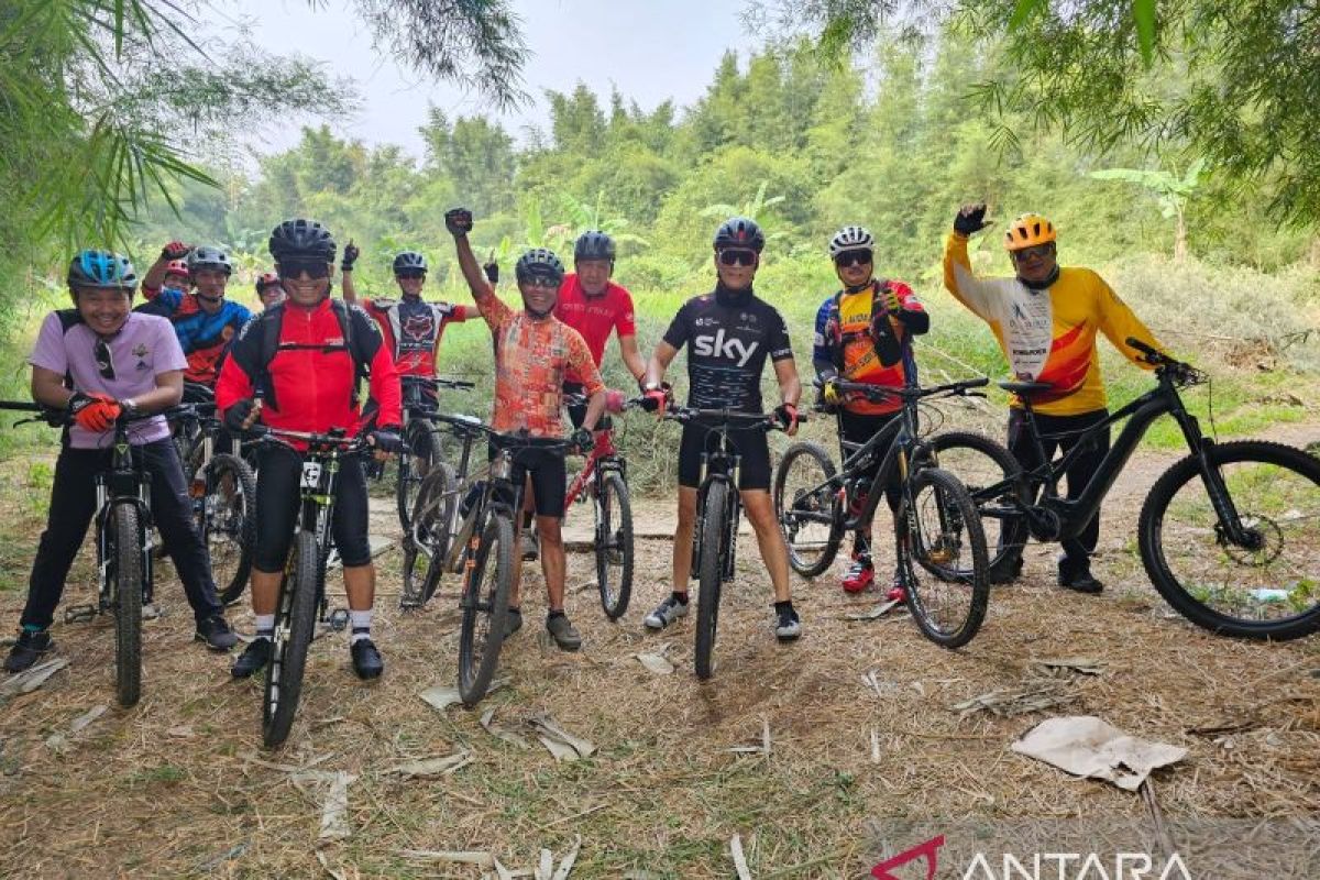 Saleh Husin nikmati kegiatan bersepeda masuk-keluar hutan