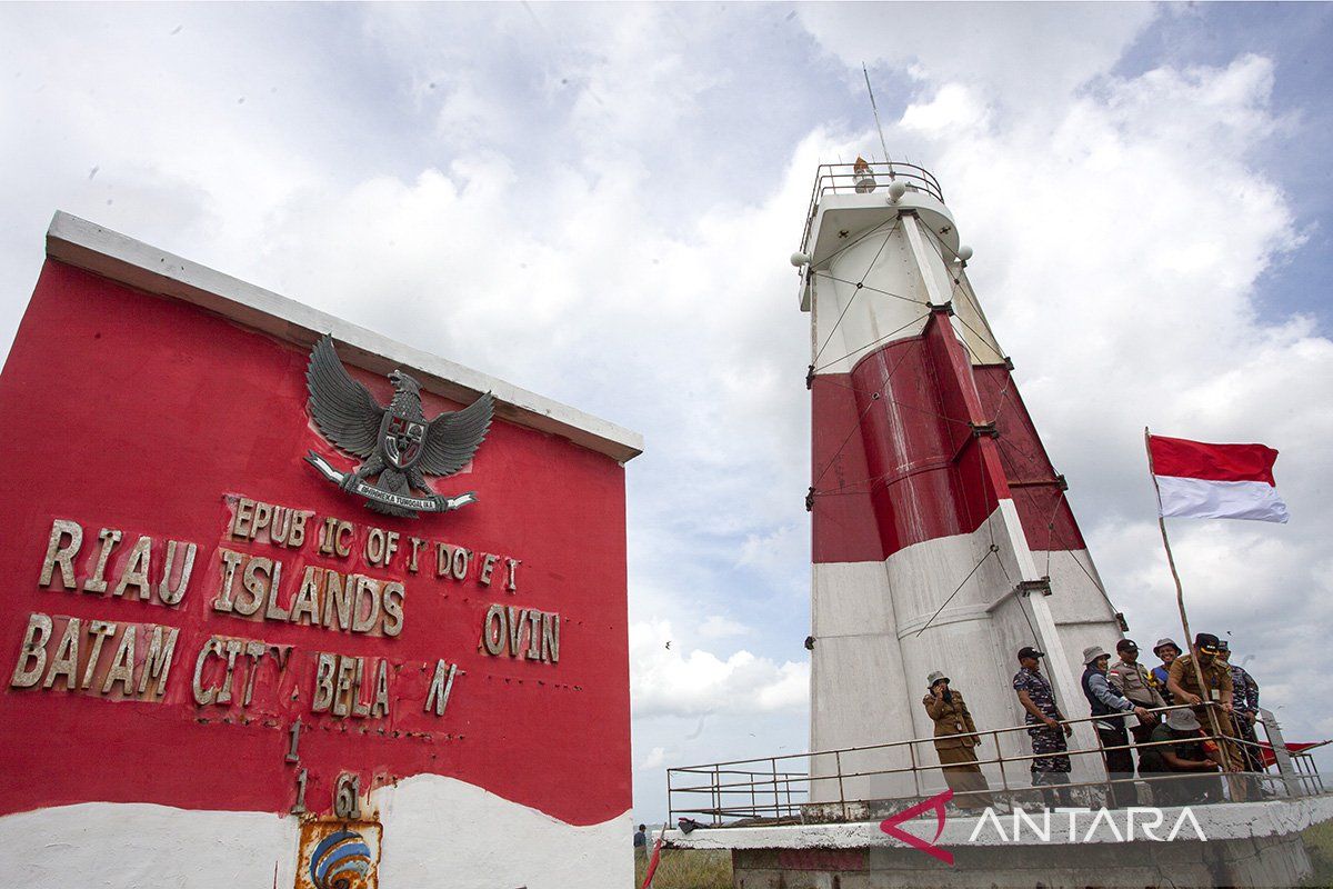 Pemasangan Bendera Merah Putih di perbatasan Indonesia-Singapura