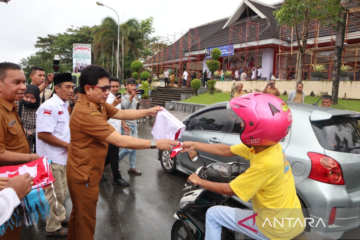 Pemprov Maluku bagikan ribuan bendera ke warga sambut HUT RI ke-78