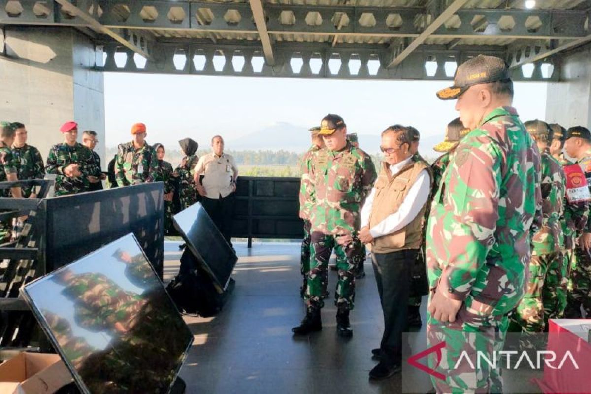 Mahfud MD dan Yudo Margono tinjau latihan gabungan TNI di Situbondo