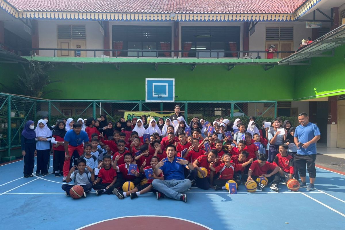 Mantan pemain IBL sambangi sekolah kampanyekan Piala Dunia FIBA