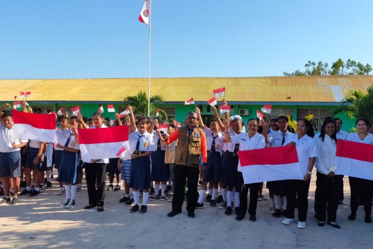 BPBD Sabu Raijua bagikan bendera sambut HUT Ke-78 RI