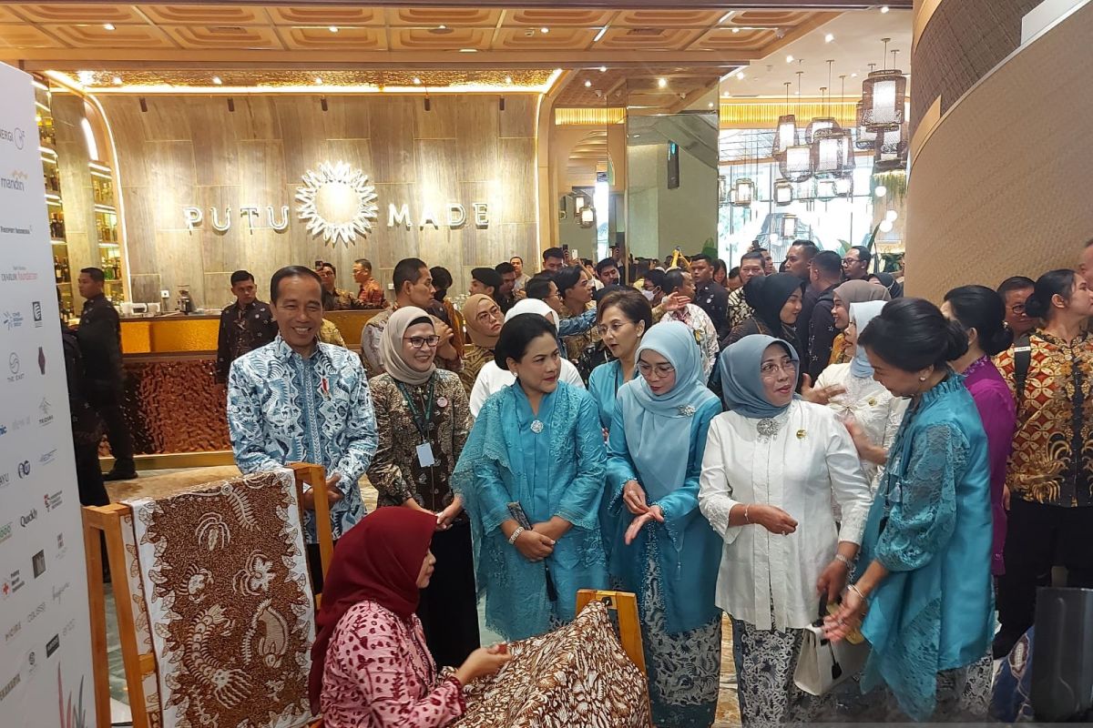 Jokowi minta perajin terus eksplorasi warna dan motif baru batik