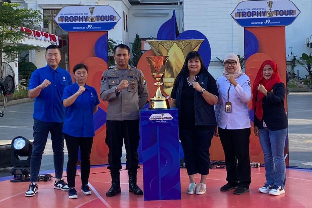 Trofi Piala Dunia FIBA mampir di Surabaya