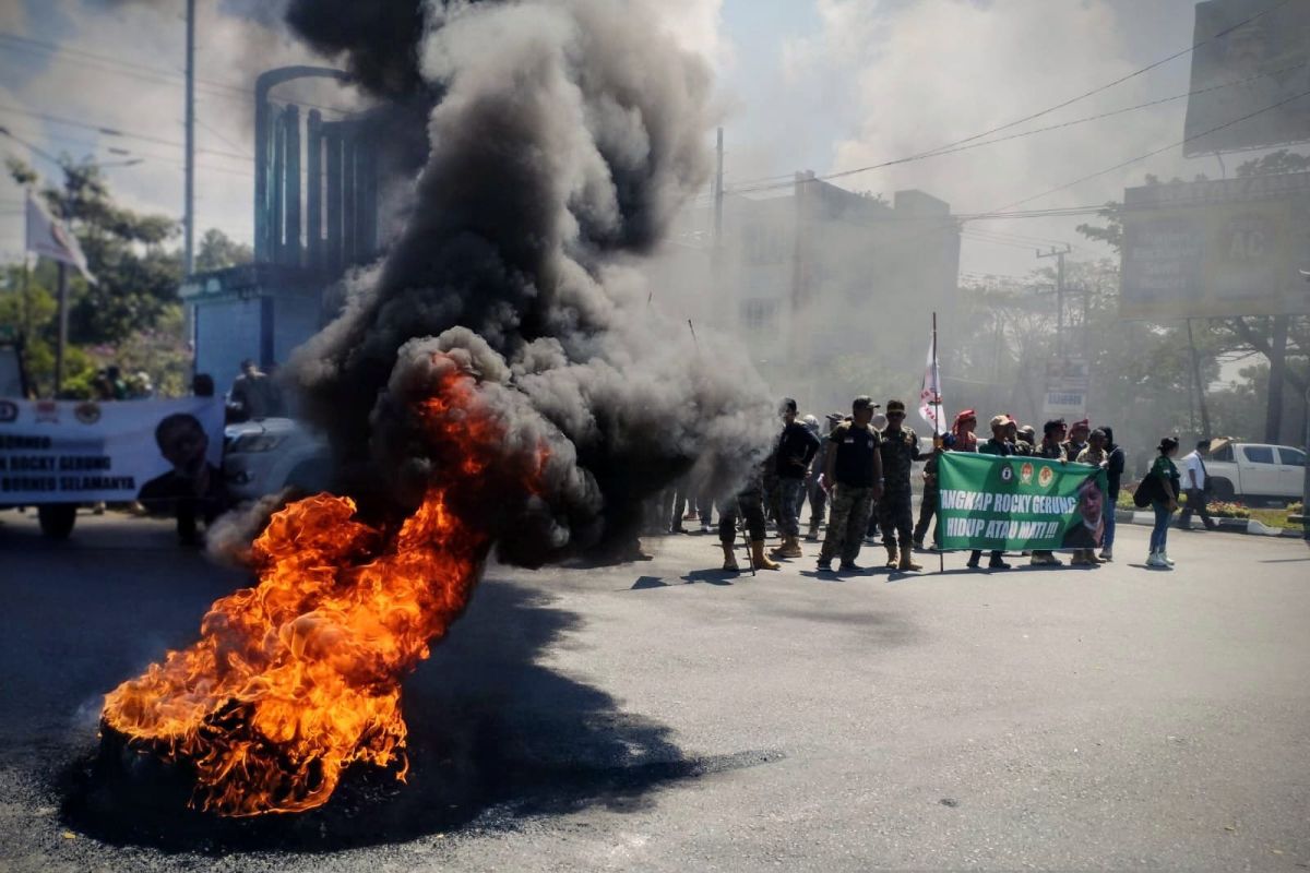 Warga Balikpapan demonstrasi tuntut RG ditangkap