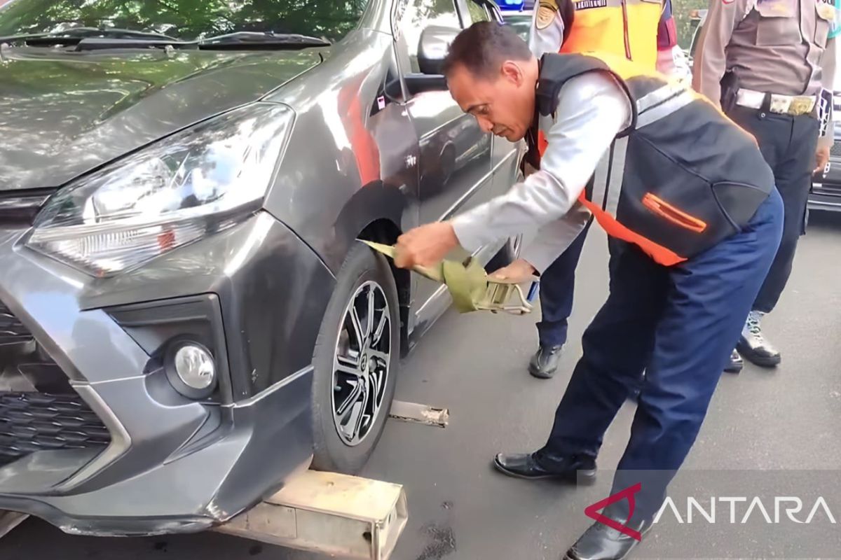 Dishub DKI Jakarta derek 13 mobil parkir liar di Cibubur