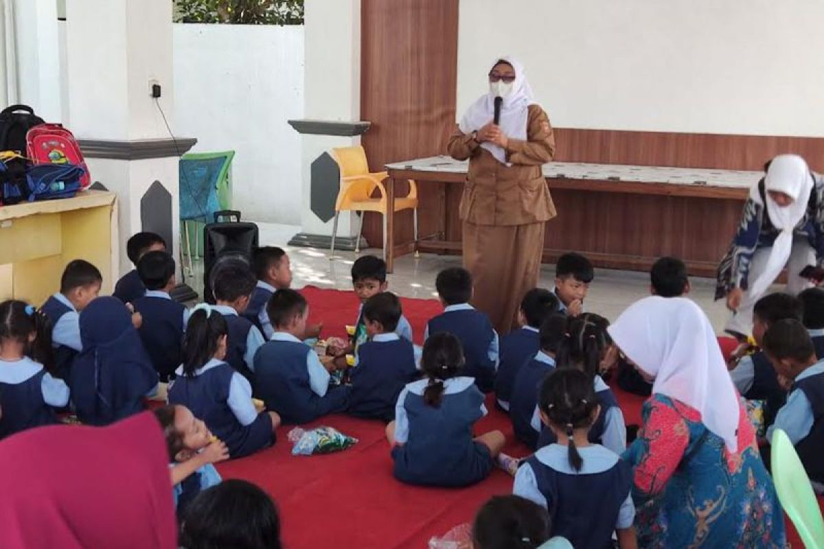 Dispursip Kobar sosialisasikan layanan perpustakaan melalui kelas berbagi