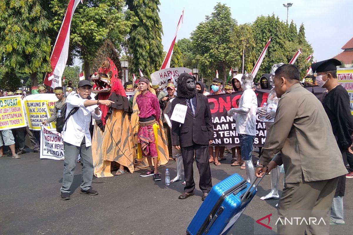 Warga Kudus demo tuntut pemberantasan mafia proyek  barang dan jasa