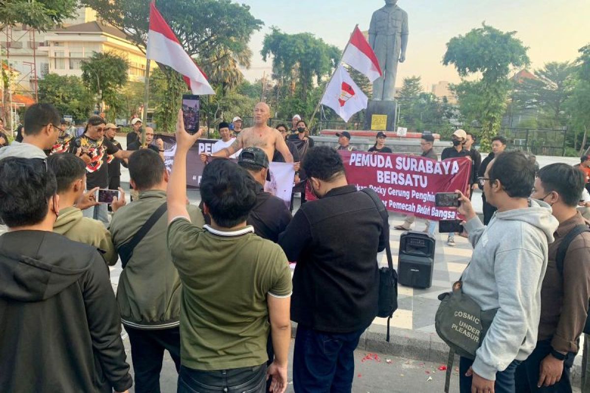 Pemuda Surabaya Bersatu gelar doa bersama untuk Rocky Gerung