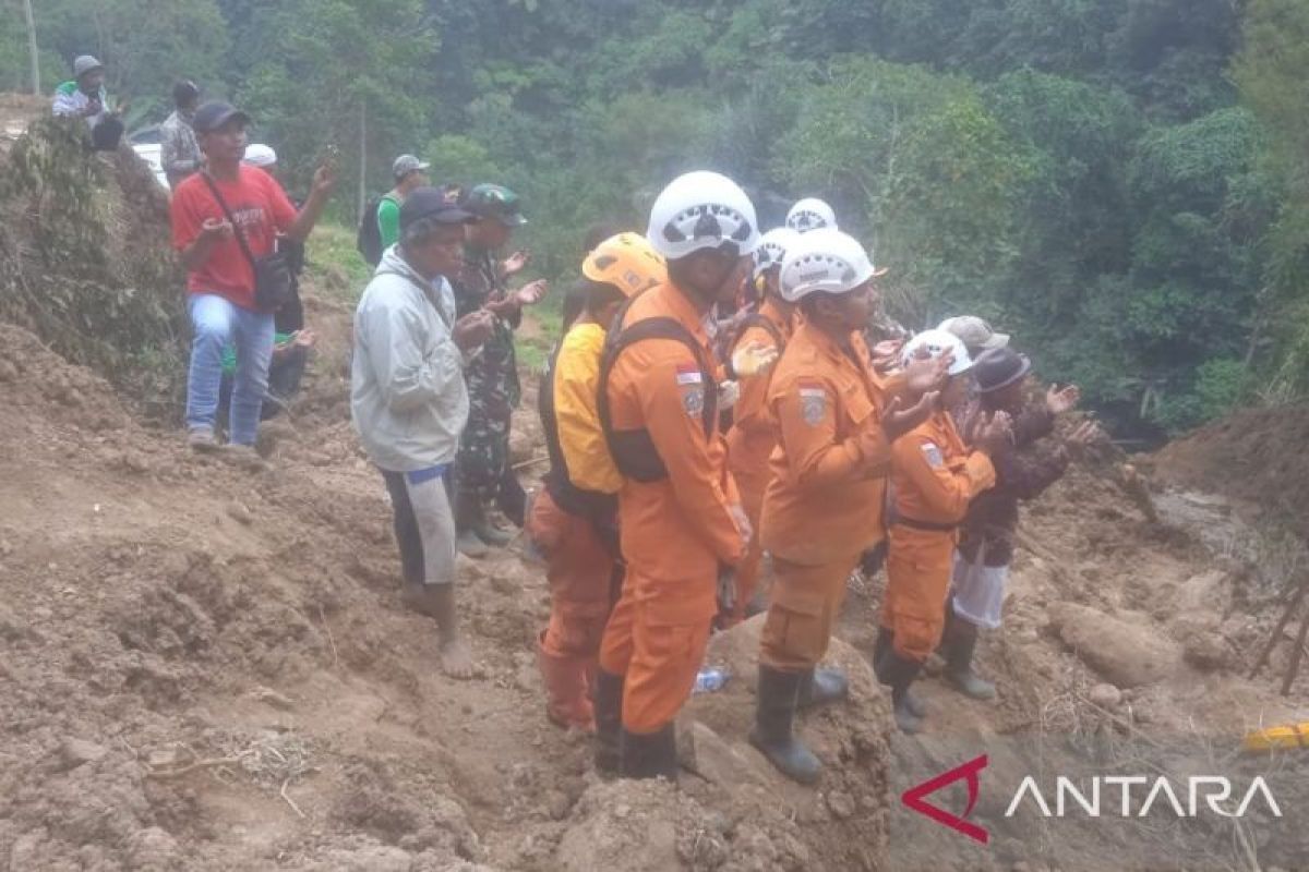 Tim SAR gabungan hentikan operasi pencarian korban tertimbun longsor