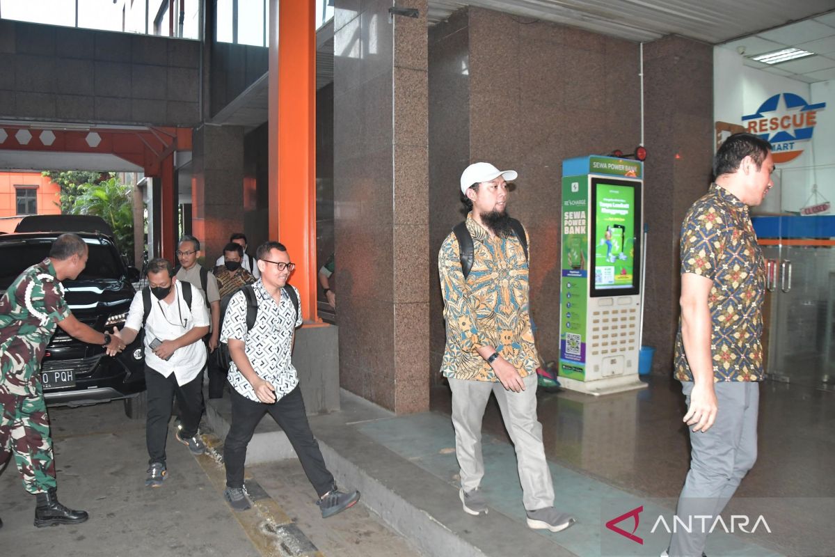 Penyidik KPK dan Puspom TNI geledah kantor Basarnas