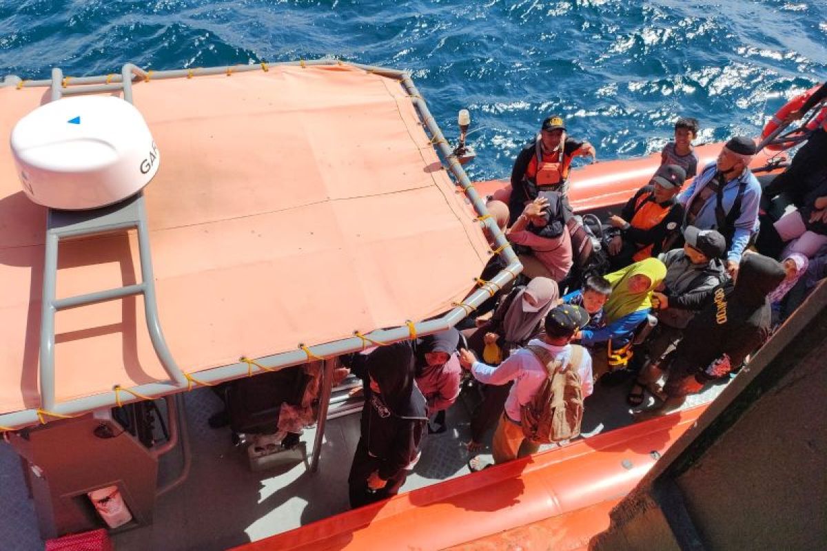 Kapal ambulans penuh penumpang mogok di tengah laut